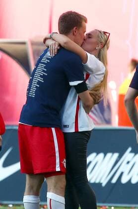 Leipzig, 08.05.2016, Red Bull Arena, Fussball, 2. Bundesliga, 33.Spieltag. , RB Leipzig vs. Karlsruher SC 2:0 (0:0). , Im Bild: Marcel Halstenberg bekommt ein Küsschen von seiner Freundin. , RB Leipzig jubelt nach dem Sieg und steht als Aufsteiger in die 1. Bundesliga fest! ,