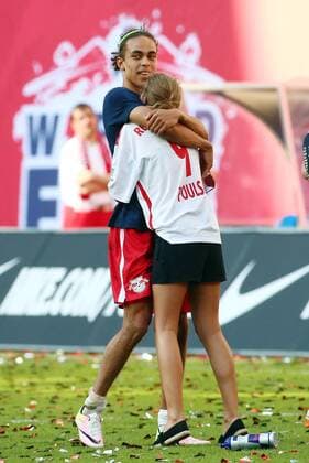Leipzig, 08.05.2016, Red Bull Arena, Fussball, 2. Bundesliga, 33.Spieltag. , RB Leipzig vs. Karlsruher SC 2:0 (0:0). , Im Bild: Yussuf Poulsen mit Freundin im Arm. , RB Leipzig jubelt nach dem Sieg und steht als Aufsteiger in die 1. Bundesliga fest! ,