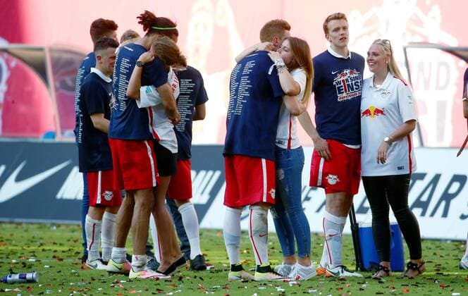 Leipzig, 08.05.2016, Red Bull Arena, Fussball, 2. Bundesliga, 33.Spieltag. , RB Leipzig vs. Karlsruher SC , Im Bild v.l.: Yussuf Poulsen mit Freundin im Arm, Lukas Klostermann mit Freundin im Arm und Marcel Halstenberg mit Freundin. , RB Leipzig jubelt nach dem Sieg und steht als Aufsteiger in die 1. Bundesliga fest! ,