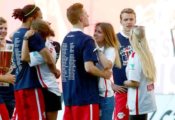 Leipzig, 08.05.2016, Red Bull Arena, Fussball, 2. Bundesliga, 33.Spieltag. , RB Leipzig vs. Karlsruher SC , Im Bild v.l.: Yussuf Poulsen mit Freundin im Arm, Lukas Klostermann mit Freundin im Arm und Marcel Halstenberg mit Freundin. , RB Leipzig jubelt nach dem Sieg und steht als Aufsteiger in die 1. Bundesliga fest! ,
