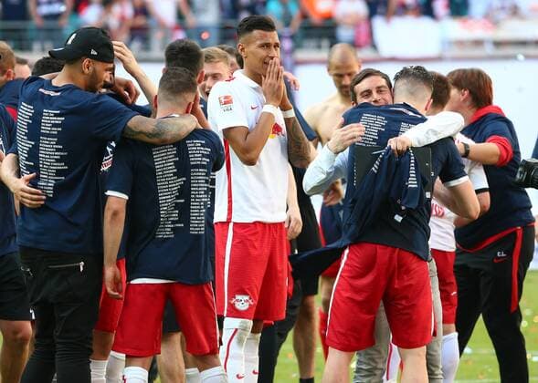 Leipzig, 08.05.2016, Red Bull Arena, Fussball, 2. Bundesliga, 33.Spieltag. , RB Leipzig vs. Karlsruher SC , Im Bild: Leipzigs Davie Selke kanns nicht fassen, inmitten der jubelnden Mannschaft. , RB Leipzig jubelt nach dem Sieg und steht als Aufsteiger in die 1. Bundesliga fest! ,