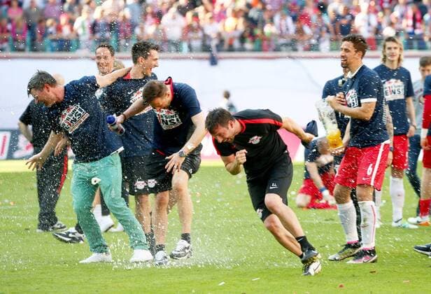 Leipzig, 08.05.2016, Red Bull Arena, Fussball, 2. Bundesliga, 33.Spieltag. , RB Leipzig vs. Karlsruher SC 2:0 (0:0). , Im Bild: Co-Trainer Zolt Löw (m) auf der Flucht vor der Bierdusche von Rani Khedira (r.). , RB Leipzig jubelt nach dem Sieg und steht als Aufsteiger in die 1. Bundesliga fest! ,