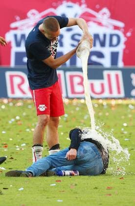Leipzig, 08.05.2016, Red Bull Arena, Fussball, 2. Bundesliga, 33.Spieltag. , RB Leipzig vs. Karlsruher SC 2:0 (0:0). , Im Bild: Bierdusche von Stefan Ilsanker auf Trainer Ralf Rangnick (am Boden), er hält sich das verletzte Bein. , RB Leipzig jubelt nach dem Sieg und steht als Aufsteiger in die 1. Bundesliga fest! ,
