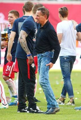 Leipzig, 08.05.2016, Red Bull Arena, Fussball, 2. Bundesliga, 33.Spieltag. , RB Leipzig vs. Karlsruher SC , Im Bild: RB Leipzig Trainer Ralf Rangnick (mi.) verletzt. , RB Leipzig jubelt nach dem Sieg und steht als Aufsteiger in die 1. Bundesliga fest! ,