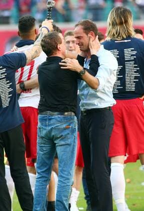 Leipzig, 08.05.2016, Red Bull Arena, Fussball, 2. Bundesliga, 33.Spieltag. , RB Leipzig vs. Karlsruher SC 2:0 (0:0). , Im Bild: RB Leipzig Trainer Ralf Rangnick (li.) mit RB Leipzig Präsident Oliver Mintzlaff. , RB Leipzig jubelt nach dem Sieg und steht als Aufsteiger in die 1. Bundesliga fest! ,