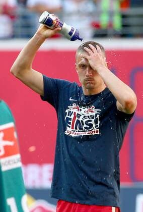 Leipzig, 08.05.2016, Red Bull Arena, Fussball, 2. Bundesliga, 33.Spieltag. , RB Leipzig vs. Karlsruher SC 2:0 (0:0). , Im Bild: Stefan Ilsanker, RB Leipzig. , RB Leipzig jubelt nach dem Sieg und steht als Aufsteiger in die 1. Bundesliga fest! ,