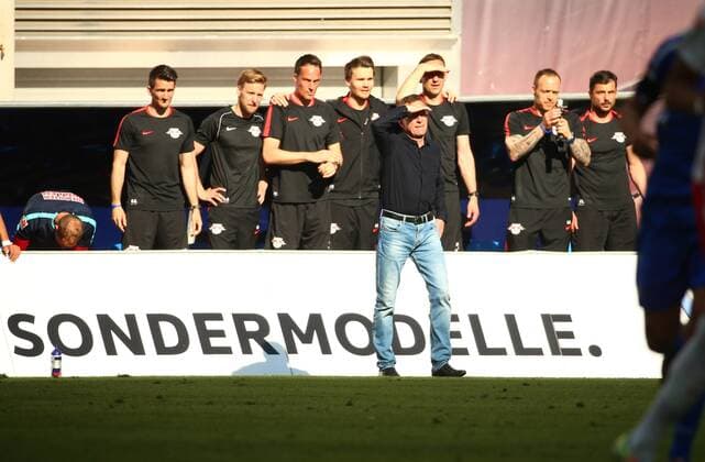 Leipzig, 08.05.2016, Red Bull Arena, Fussball, 2. Bundesliga, 33.Spieltag. , RB Leipzig vs. Karlsruher SC 2:0 (0:0). , Im Bild: RB Leipzig Trainer Ralf Rangnick vor seinem Trainer- und Betreuerstab. , RB Leipzig jubelt nach dem Sieg und steht als Aufsteiger in die 1. Bundesliga fest! ,