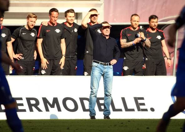Leipzig, 08.05.2016, Red Bull Arena, Fussball, 2. Bundesliga, 33.Spieltag. , RB Leipzig vs. Karlsruher SC 2:0 (0:0). , Im Bild: RB Leipzig Trainer Ralf Rangnick vor seinem Trainer- und Betreuerstab. , RB Leipzig jubelt nach dem Sieg und steht als Aufsteiger in die 1. Bundesliga fest! ,