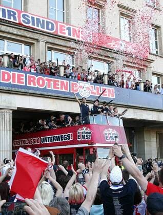 Leipzig, 08.05.2016, Red Bull Arena, Fussball, 2. Bundesliga, 33.Spieltag. , RB Leipzig vs. Karlsruher SC , Im Bild: Im offenen Doppelstockbus fährt die Mannschaft durch die Fans und feiert den Aufstieg. , RB Leipzig jubelt nach dem Sieg und steht als Aufsteiger in die 1. Bundesliga fest! ,