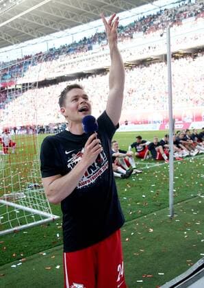 Leipzig, 08.05.2016, Red Bull Arena, Fussball, 2. Bundesliga, 33.Spieltag. , RB Leipzig vs. Karlsruher SC 2:0 (0:0). , Im Bild: Dominik Kaiser am Mikrofon. , RB Leipzig jubelt nach dem Sieg und steht als Aufsteiger in die 1. Bundesliga fest! ,