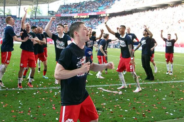 Leipzig, 08.05.2016, Red Bull Arena, Fussball, 2. Bundesliga, 33.Spieltag. , RB Leipzig vs. Karlsruher SC 2:0 (0:0). , Im Bild: Dominik Kaiser am Mikrofon vor der jubelnden Mannschaft. , RB Leipzig jubelt nach dem Sieg und steht als Aufsteiger in die 1. Bundesliga fest! ,