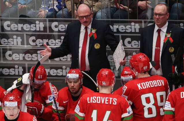 ST. PETERSBURG, RUSSIA. MAY 9, 2016. Belarus head coach Dave Lewis (C) instructs his players in their 2016 IIHF World Championship WM Weltmeisterschaft Preliminary Round Group B Ice hockey Eishockey match against Canada at the Yubileyny Sports Palace. Team Canada won the game 8-0. Sergei Savostyanov TASS  TS0223A5