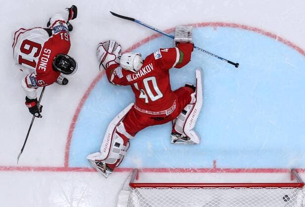 Bilder des Tages - SPORT ST. PETERSBURG, RUSSIA. MAY 9, 2016. Canada s Mark Stone (L) attacks Belarus goalie Dmitry Milchakov in their 2016 IIHF World Championship WM Weltmeisterschaft Preliminary Round Group B Ice hockey Eishockey match at the Yubileyny Sports Palace. Team Canada won the game 8-0. Sergei Savostyanov TASS  TS022421