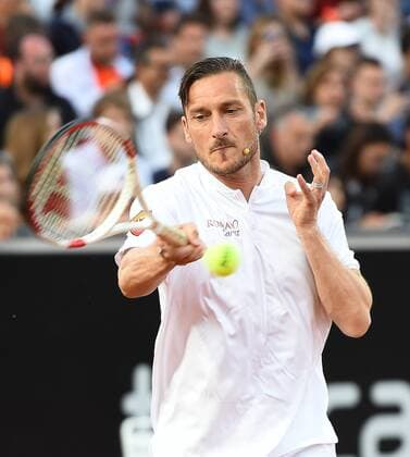 Bilder des Tages - SPORT May 9, 2016 - Rome, Italy - Francesco Totti during Charity Football Match ROMA CARES - Internazionali BNL d Italia 2016 on May 09, 2016 in Rome, Italy. Charity Football Match ROMA CARES  - ZUMAn230