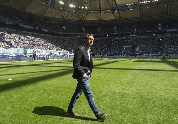 Bilder des Tages - SPORT Feature, Trainer Markus WEINZIERL (A) geht ueber das Feld, vor der GE Fankurve, Nordkurve, Fussball 1. Bundesliga, 33. Spieltag, FC Schalke 04 (GE) - FC Augsburg (A) 1:1, am 07.05.2016 in Gelsenkirchen Deutschland.