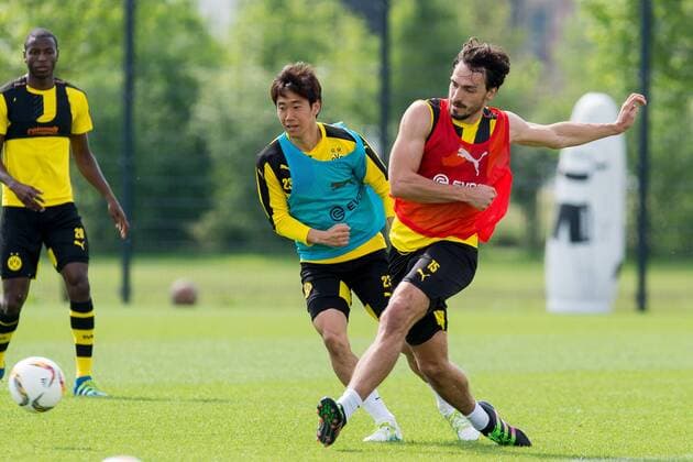Bilder des Tages - SPORT Dienstag 10.05.2016, Saison 2015 2016, Training BV Borussia Dortmund, Shinji Kagawa (BVB) und Mats HUMMELS (BVB) DeFodi001