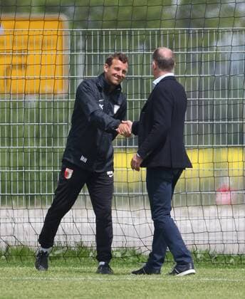 Stefan Reuter (Geschäftsführer FC Augsburg), Begrüßung mit Markus Weinzierl (Trainer FC Augsburg) auf dem Trainingsplatz, FC Augsburg, letztes öffentliches Training der Saison 2015 - 2016, 11.05.2016