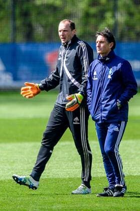 Themen der Woche - SPORT Bilder des Tages - SPORT Deutschland, Hamburg , Trainingsgelände am Volkspark Stadion, Fussball, 1. Bundesliga, Saison 2015 2016 , Training des Hamburger SV , Jaroslav Drobny im Gespräch mit Trainer Bruno Labbadia(HSV)