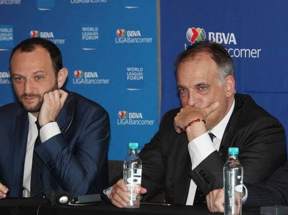 President of the Spanish Professional Soccer League Javier Tebas (R) and Juridic Director of the French Ligue One Jerome Perlemuterm deliver a presser at the Leagues World Forum 2016 in Mexico City, Mexico, 11 May 2016. EFE Mario Guzman LEAGUES WORLD FORUM 2016 !ACHTUNG: NUR REDAKTIONELLE NUTZUNG!  CMM005 20160512-635986115066597744