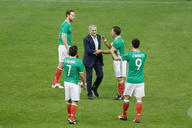 Coach of the FIFA Legends Team Jose Mourinho (C) greets Mexico stars during a friendly match held at Azteca Stadium in Mexico City, Mexico, 11 May 2016. The match is played in the context of the 66th FIFA Congress at the city. EFE Jose Mendez FIFA LEGENDS FRIENDLY MATCH IN MEXICO CITY !ACHTUNG: NUR REDAKTIONELLE NUTZUNG!  FIF002 20160512-635986232544849143