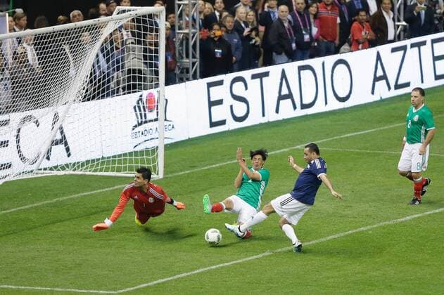 FIFA Legends Sami Al-Jaber (R) fights for the ball with Mexico stars Alberto Rodriguez (C) and Oswalfo Sanchez (L) during a friendly match held at Azteca Stadium in Mexico City, Mexico, 11 May 2016. The match is played in the context of the 66th FIFA Congress at the city. EFE Jose Mendez FIFA LEGENDS FRIENDLY MATCH IN MEXICO CITY !ACHTUNG: NUR REDAKTIONELLE NUTZUNG!  FIF003 20160512-635986234522305143