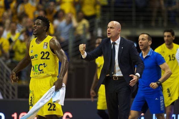 Basketball Berlin 11.05.2016 Beko-BBL 1. Bundesliga Saison 2015 2016 Alba Berlin - Skyliners Frankfurt Milenko Bogicevic (Alba Berlin, Assistenztrainer) Jubel Will Cherry (Alba Berlin, No.22) li.