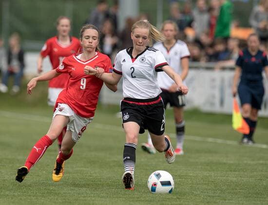 FUSSBALL - Lisa KOLB (AUT) und Chantal Isabell MÜNCH (GER) am 12.05.2016 während des U16 Juniorinnen Länderspiel Deutschland : Österreich im Jakob-Schaummaier-Sportpark, Traunstein, Deutschland