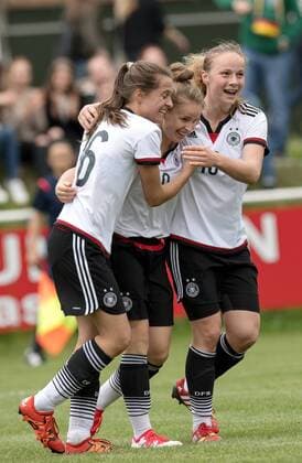 FUSSBALL - Janet STOPKA(GER), Caya MOMM (GER) und Andrea BRUNNER (GER) am 12.05.2016 während des U16 Juniorinnen Länderspiel Deutschland : Österreich im Jakob-Schaummaier-Sportpark, Traunstein, Deutschland