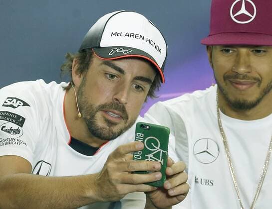 Bilder des Tages - SPORT Spanish Formula One pilot Fernando Alonso (L), and British Lewis Hamilton, of Mercedes, during a press conference PK Pressekonferenz held at at Circuit de Barcelona-Catalunya racetrack in Barcelona, northeastern Spain, 12 May 2016. Spanish Formula One Grand Prix will take place the upcoming 15 May. GRAND PRIX OF SPAIN !ACHTUNG: NUR REDAKTIONELLE NUTZUNG!  GRA157 20160512-635986703300487210