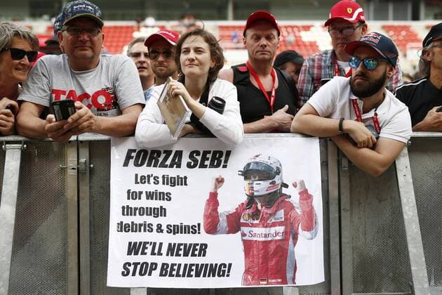 Formel 1, GP von Spanien Motorsports: FIA Formula One World Championship WM Weltmeisterschaft 2016, Race in Barcelona, 5 Sebastian Vettel (GER, Scuderia Ferrari), fans, xHOCHxZWEIx