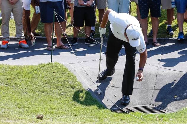May 12, 2016: Phil Mickelson picks the ball up off a water drain on the 18th hold during the first round of THE PLAYERS Championship at TPC Sawgrass in Ponte Vedra Beach, Fl. (Photo by David Rosenblum Icon Sportswire) GOLF: MAY 12 PGA Golf Herren - THE PLAYERS Championship - First Round Icon1605122697 EDITORIAL USE ONLY