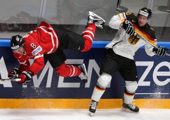Eishockey WM, Deutschland - Kanada ST PETERSBURG, RUSSIA. MAY 12, 2016. Canada s Chris Tanev (8) and Germany s Patrick Hager (50) in their 2016 IIHF Ice hockey Eishockey WM Nationalteam LÃ¤nderspiel World Championships Group B Preliminary Round match at Yubileiny Arena. Canada won 5-2. Sergei Savostyanov TAS  TS022A91