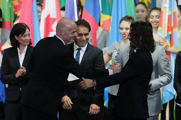 FIFA Kongress in Mexiko FIFA President Swedish Gianni Infantino (2L) greets Spanish former soccer player Carles Puyol (R) at the inauguration of the 66th FIFA Congress in Mexico City, Mexico, 12 May 2016. The congress takes place between the 12 and 13 May. EFE Jose Mendez OPENING OF THE 66TH FIFA CONGRESS IN MEXICO CITY !ACHTUNG: NUR REDAKTIONELLE NUTZUNG!  CMM006 20160513-635986982946373477