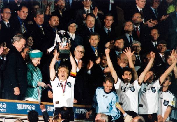 Siegerehrung EM 1996: Europameister Jürgen Klinsmann (BR Deutschland) präsentiert den Pokal, daneben v.li.: UEFA Präsident Lennart Johannsson (Schweden), Queen Elizabeth II. von England, Torwart Andreas Köpke, Markus Babbel, Marco Bode (alle BR Deutschland)