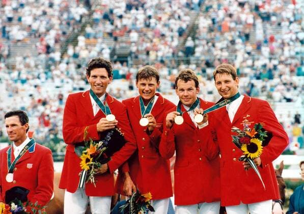 Siegerehrung Mannschaftsspringen Olympische Spiele 1996 in Atlanta, Olympiasieger Deutschland, v.li.: Ludger Beerbaum, Ulrich Kirchhoff, Lars Nieberg, Franke Sloothaak