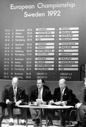 Auslosung zur EM 1992 in Schweden in Göteborg, v.li.: Nationaltrainer Tommy Svensson (Schweden), Franz Beckenbauer (Deutschland) und Bobby Charlton (England) vor dem Spielplan, in dem noch Jugoslawien statt Dänemark geführt wird