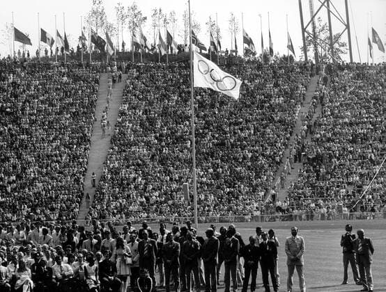 Olympische Spiele 1972 in München, die Olympiafahne weht nach dem Attentat auf Halbmast