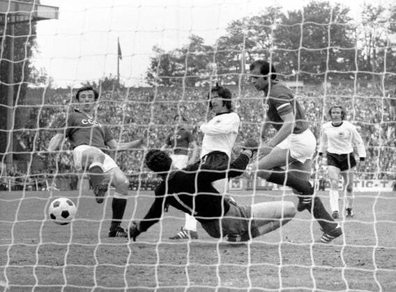 EM Finale 1972 in Brüssel, Gerd Müller (BR Deutschland) erzielt gegen Torwart Evgeniy Rudakov und Murtaz Khurtsilava (beide UdSSR) das Tor zum 1:0