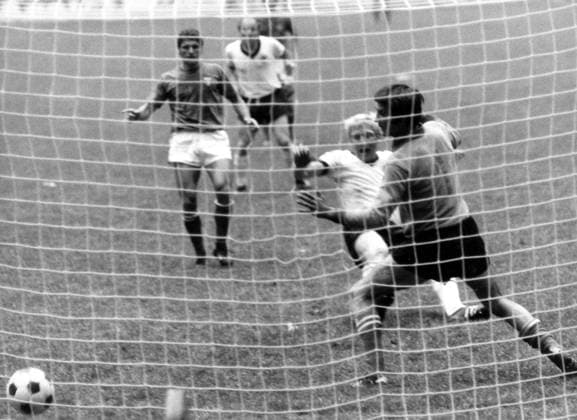 WM 1970: Karl Heinz Schnellinger (BR Deutschland) erzielt gegen Torwart Enrico Albertosi (Italien) das Tor zum 1:1