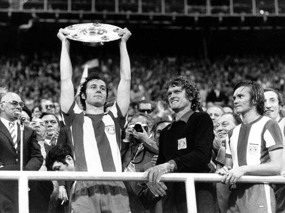 Fußball, FC Bayern München, Deutscher Meister 1972 FC Bayern München, deutscher Meister 1971 1972, v.li.: Franz Beckenbauer mit Meisterschale, Torwart Sepp Maier, Wilhelm Hoffmann