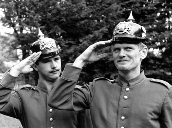 Gerd Müller (li.) und Torwart Sepp Maier (beide Deutschland, beide FC Bayern München) während des ersten Drehtags zum Spielfilm Wenn Ludwig ins Manöver zieht