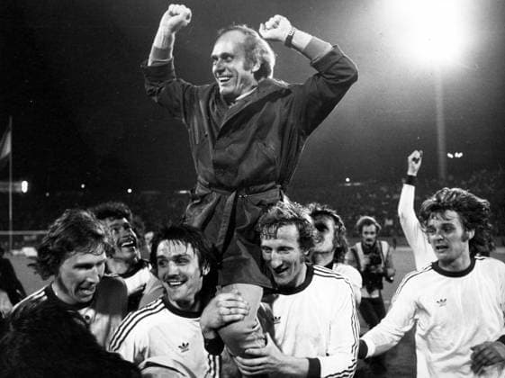 FC Bayern München, Europapokalsieger der Landesmeister 1973 1974, die Spieler tragen Udo Lattek auf ihren Schultern, v.li.: Conny Torstensson, Paul Breitner, Hans Josef -Jupp- Kapellmann, Hans Georg -Katsche- Schwarzenbeck, Rainer Zobel