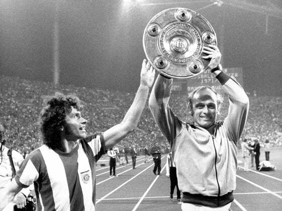 Fußball, FC Bayern München, Deutscher Meister 1972 FC Bayern München, deutscher Meister 1971 1972, Trainer Udo Lattek und Paul Breitner mit der Meisterschale auf Ehrenrunde