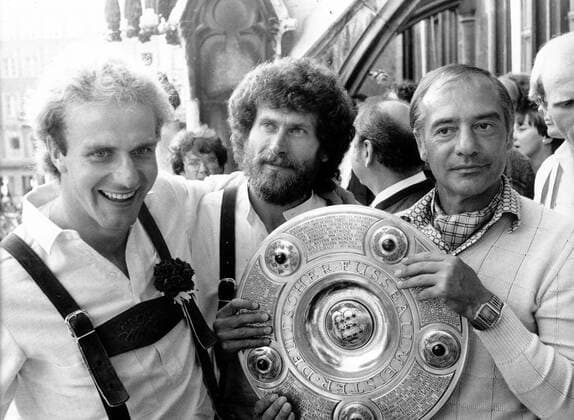 Fußball, FC Bayern München, Deutscher Meister 1981 FC Bayern München, deutscher Meister 1980 1981, v.li.: Karl Heinz Rummenigge, Paul Breitner und Trainer Pal Csernai mit der Meisterschale