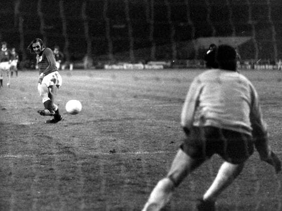 Günter Netzer (BR Deutschland) erzielt per Elfmeter gegen Torwart Gordon Banks (England) das Tor zum 2:1