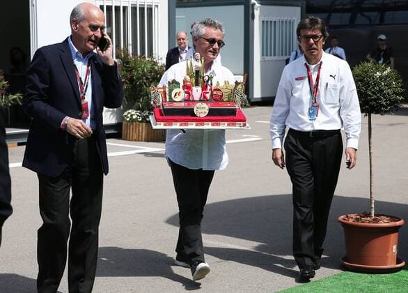 Formel 1, GP von Spanien, Bernie Ecclestone erhält eine Torte von Christian Escriba BARCELONA -may 14- SPAIN: Bernie Ecclestone receives a cake from pastry chef Christian Escriba on the day of his birthday in the Barcelona-Catalunya Circuit, on may 14, 2016. Photo: Joan Valls Urbanandsport Cordon Press  xJoanxValls Urbanandsportx xBERNIE-ECCLESTONE-BIRTHDAYx
