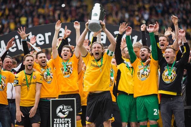 Dresden, Deutschland, 14.05.2016: Fußball 3. Liga Saison 2015 2016 - SG Dynamo Dresden - SG Sonnenhof Grossaspach Großaspach. Dynamo Dresden feiert die Meisterschaft der 3. Liga. Am Pokal Michael Hefele (Dresden 5)