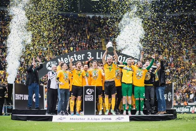 Dresden, Deutschland, 14.05.2016: Fußball 3. Liga Saison 2015 2016 - SG Dynamo Dresden - SG Sonnenhof Grossaspach Großaspach. Dynamo Dresden feiert die Meisterschaft der 3. Liga. Am Pokal Michael Hefele (Dresden 5)