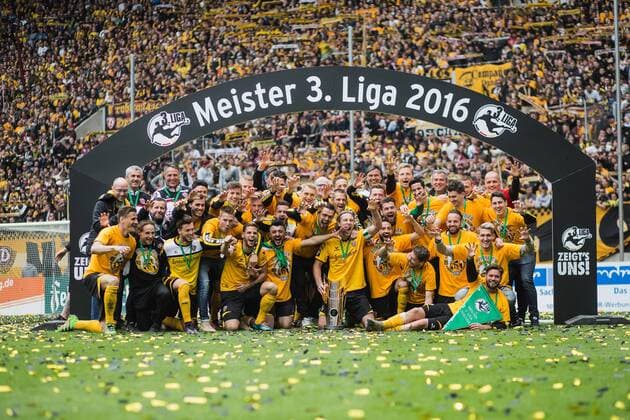 Themen der Woche - SPORT Bilder des Tages - SPORT Dresden, Deutschland, 14.05.2016: Fußball 3. Liga Saison 2015 2016 - SG Dynamo Dresden - SG Sonnenhof Grossaspach Großaspach. Dynamo Dresden feiert die Meisterschaft der 3. Liga.