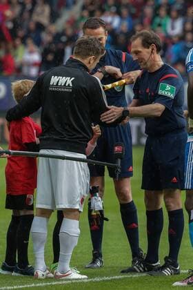 Samstag, 14.05.2016, 1. Bundesliga, Saison 2015 2016, 34. Spieltag in Augsburg, FC Augsburg - Hamburger SV, Daniel Baier ( 10, FC Augsburg) ueberreicht Schiedsrichter Florian Meyer v.l. zum letzten Bundesligaspiel als Schiedsrichter ein Trikot und einen Augsburg Maskottchen DeFodi501